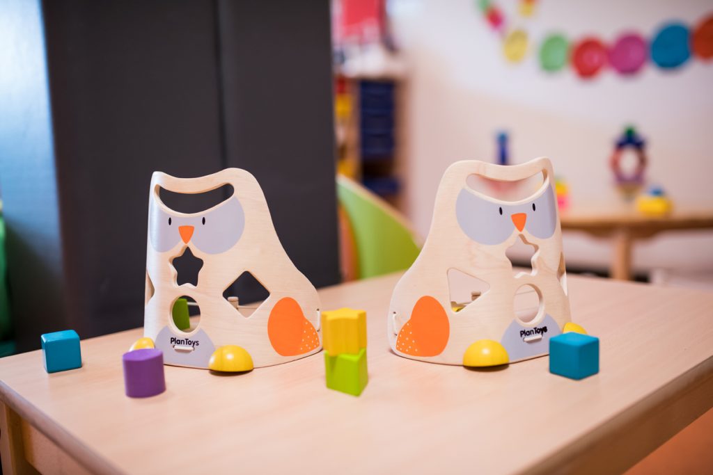 Des jouets d'apprentissage et ludiques pour les petits enfants.