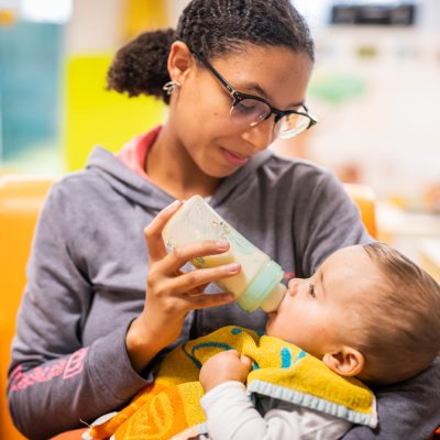 auxiliaire de puericulture bébé enfant crèche Les Petits Lions